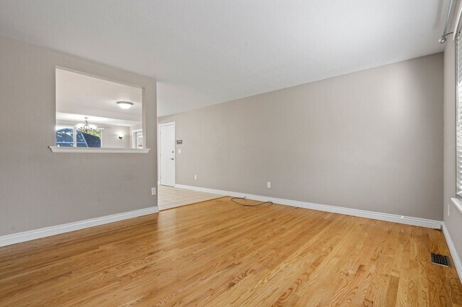 Foto del edificio - 3 Bed 2 Bath Home with HUGE Yard Available...