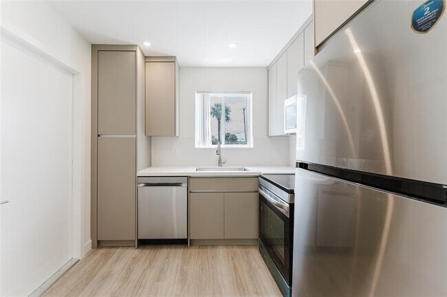 Building Photo - 400 Waterway Dr S