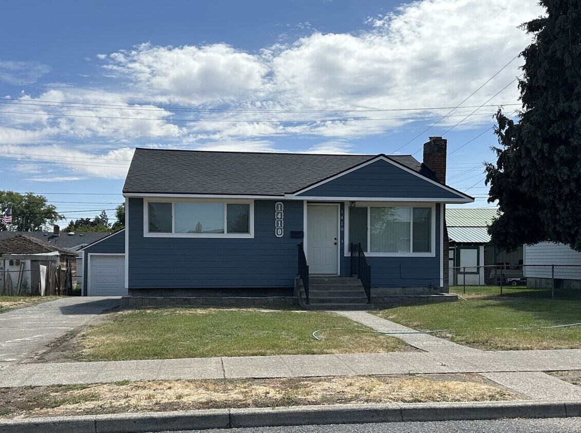 Foto principal - Like New 2 Bedroom 1 Bath Northside Home