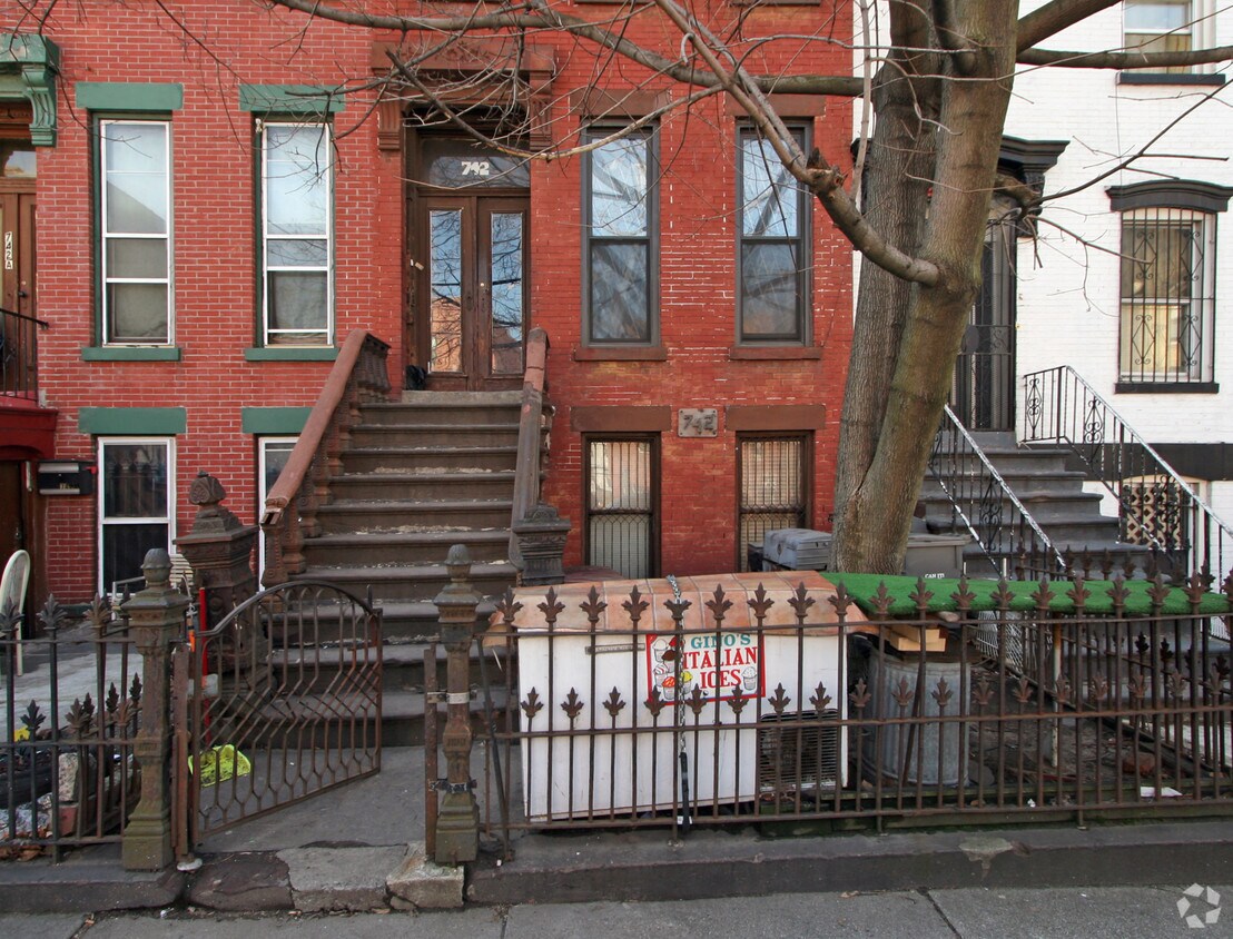 Foto del edificio - 742 Lafayette Ave