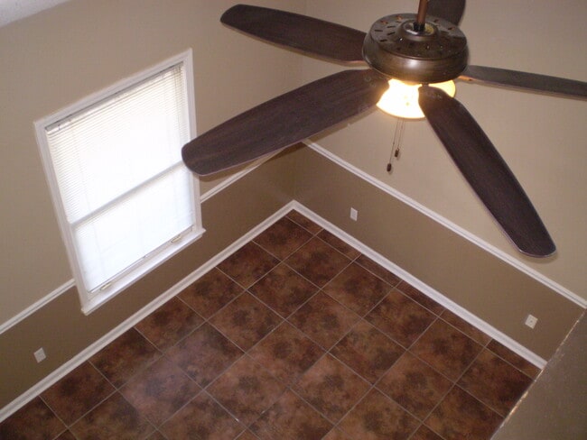 Building Photo - 511 E Gillespie St