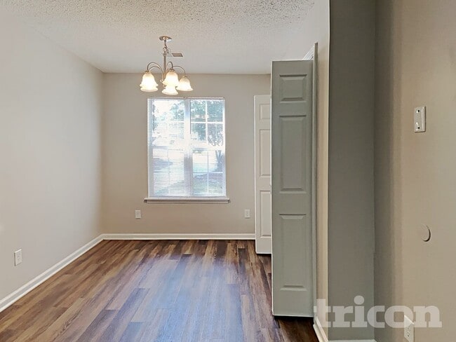 Foto del edificio - 111 Sweet Thorne Rd