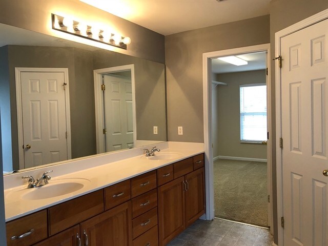 Foto del edificio - 1010 Tanyard Springs Dr