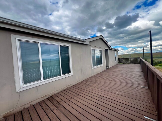 Building Photo - 3-Bedroom Home with Incredible Views