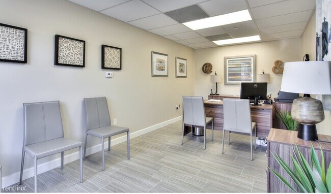 Building Photo - 3 br, 2 bath  - 12455 San Fernando Rd 220