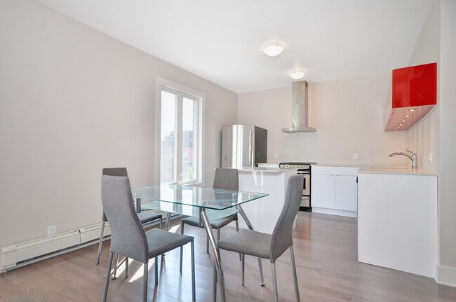 Building Photo - 160 Waverley St