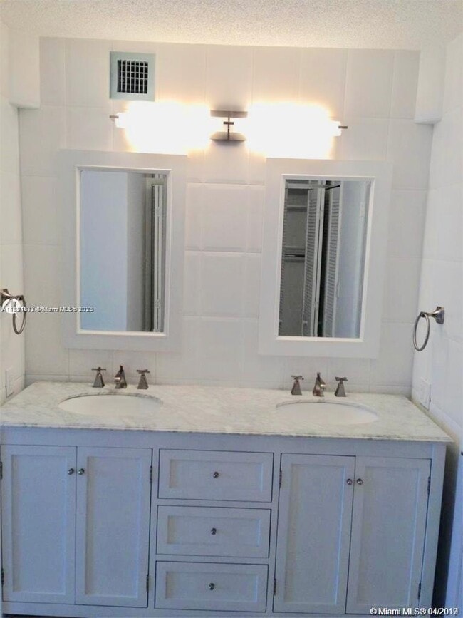 Foto del edificio - 150 Ocean Ln Dr