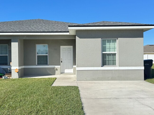 Foto del edificio - BEAUTIFUL 3 Bd/ 2 Ba DUPLEX!