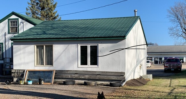 Building Photo - 1122 S Oak Ave