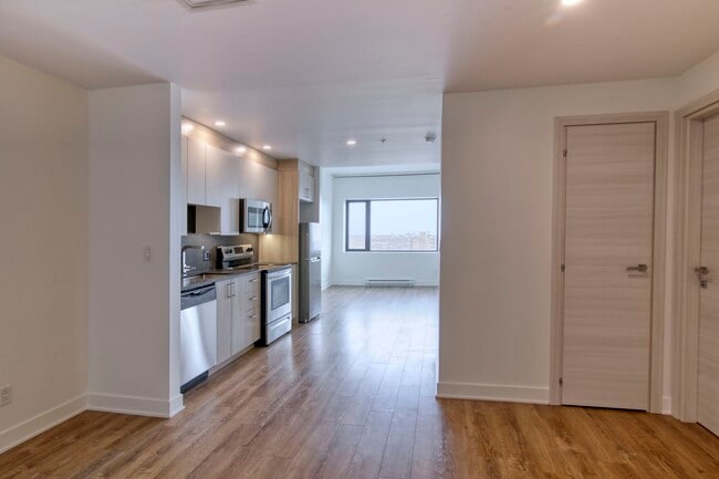 Building Photo - 30 Saint-Joseph Est