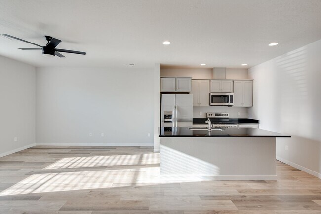 Foto del edificio - Baraya Townhomes: Modern Townhomes for Ren...