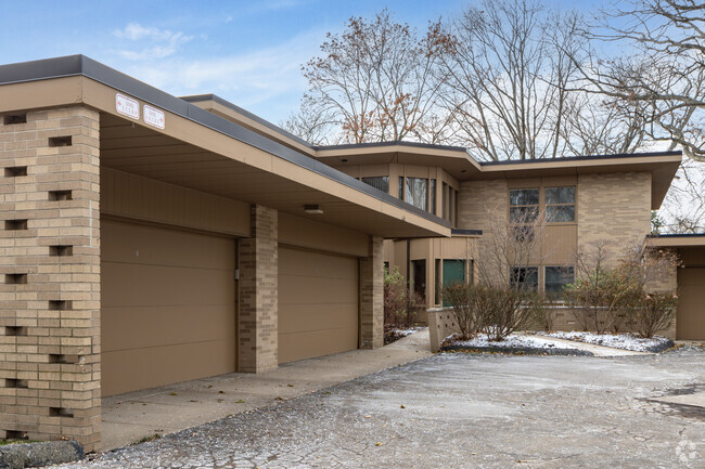 Building Photo - Golfview Apartments