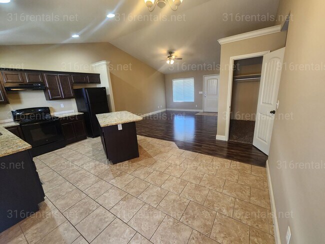 Foto del edificio - $1,850- 4 bedroom / 3 bathrooms - Beautiful and Large Home! *COMING SOON*