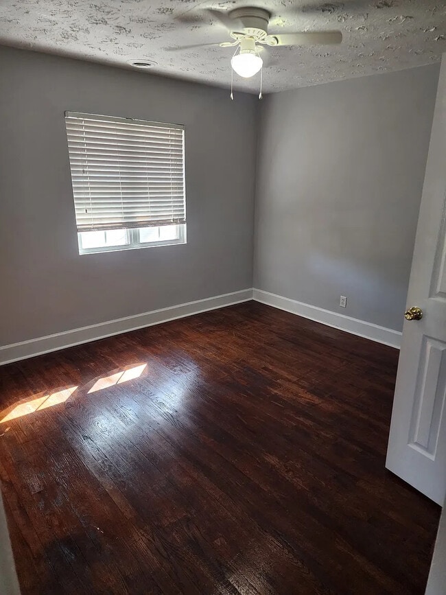 Building Photo - Room in Apartment on 8th St