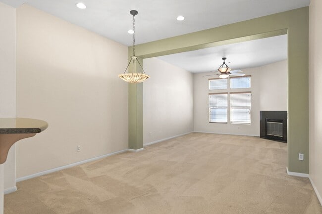 Foto del edificio - Act Fast: Charming Townhome in Central San...