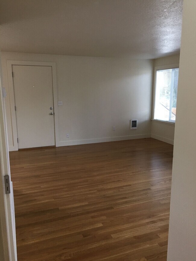 Foto del edificio - Spacious Private Upper Corner Unit Overloo...