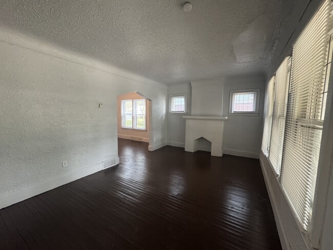 Building Photo - 15016 Cruse St