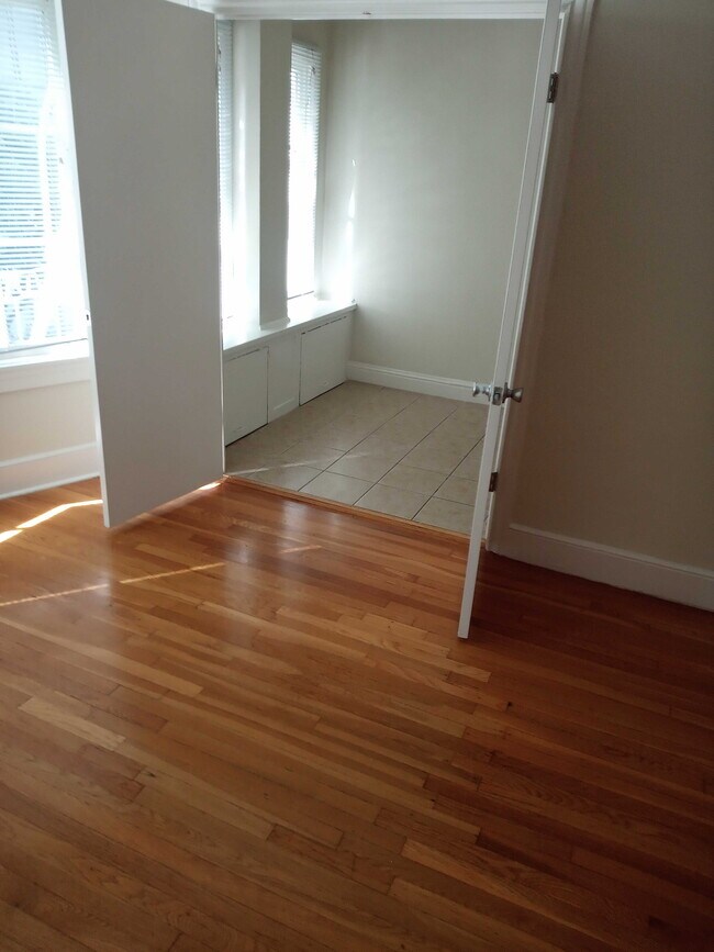 Building Photo - 444 Larkin St