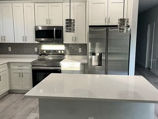 Building Photo - "Charming 3-Bedroom Oasis with 2 Full Bath...