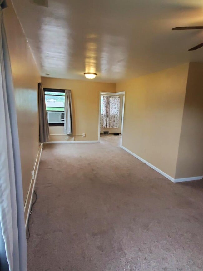 Building Photo - 304 Hillsview Rd