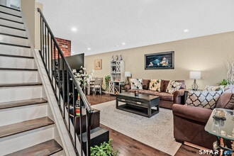 Building Photo - 14 1/2 Fairview Ave