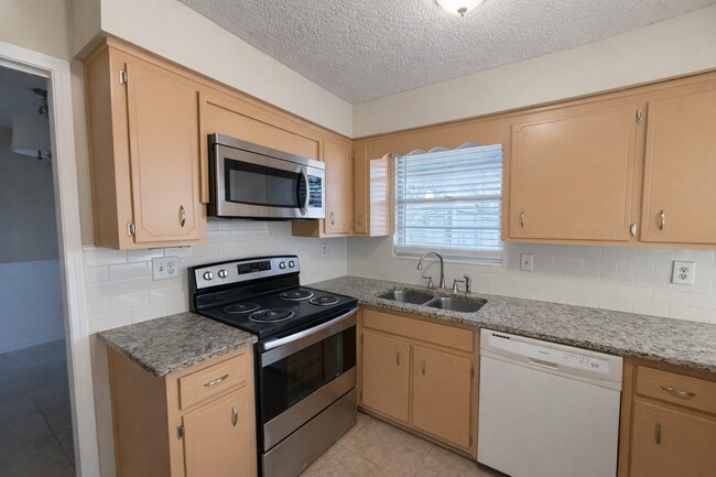 Building Photo - Woodlands / Lakeside Estates