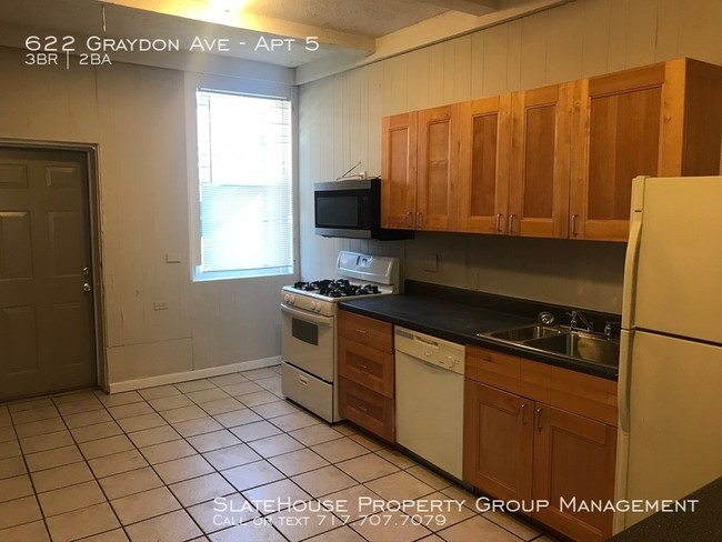 Building Photo - Spacious 3 BR Apartment in Ghent!