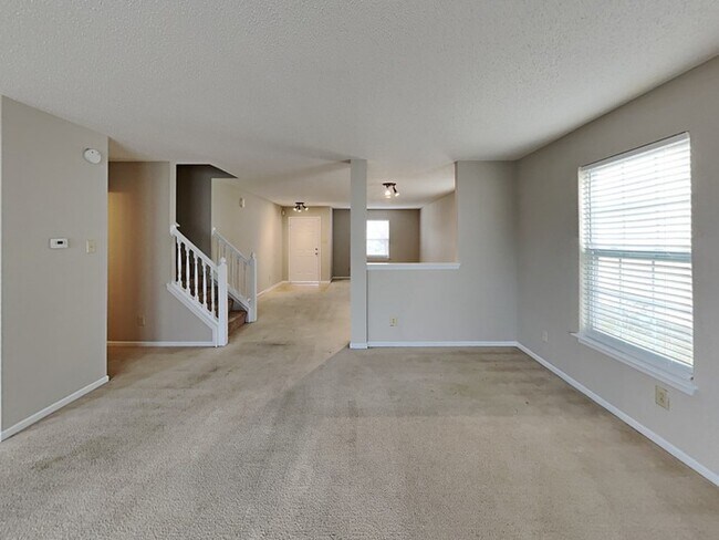 Building Photo - 3 bed 2.5 bath with fenced in backyard!