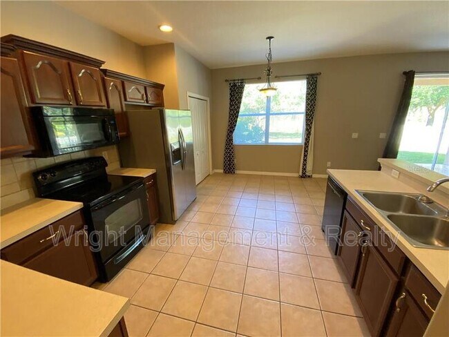 Building Photo - 7843 Foxgrove Dr