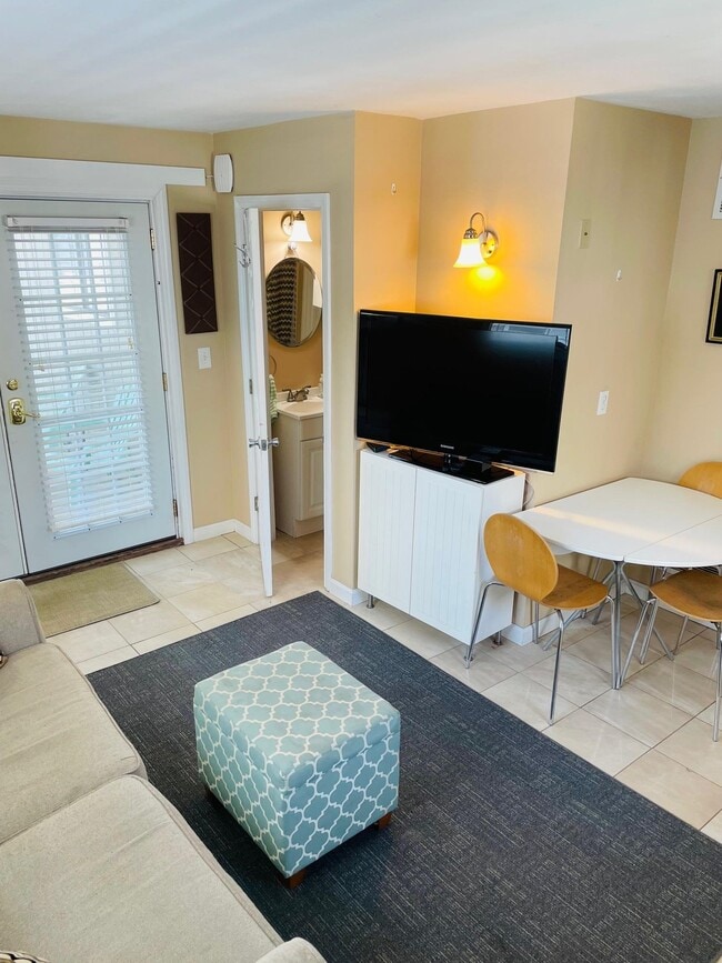 12 G St Unit 46, Hampton, NH 03842 Room for Rent in Hampton, NH