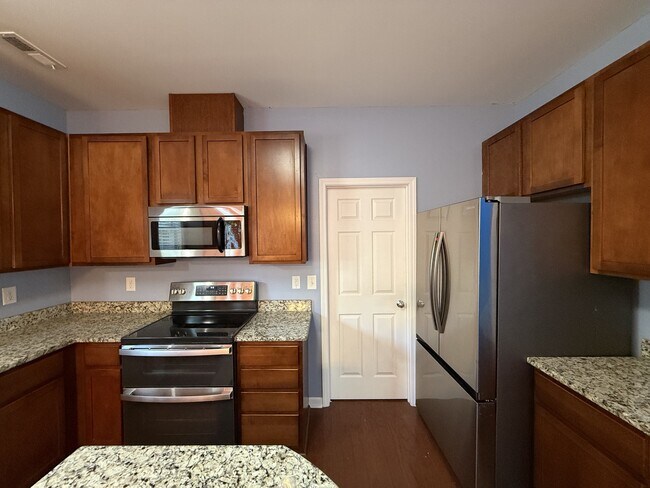 Foto del edificio - 4018 Lady Slipper Ln