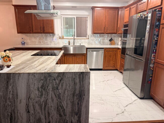 Foto del edificio - 3-4 bedroom house across from park, available now!