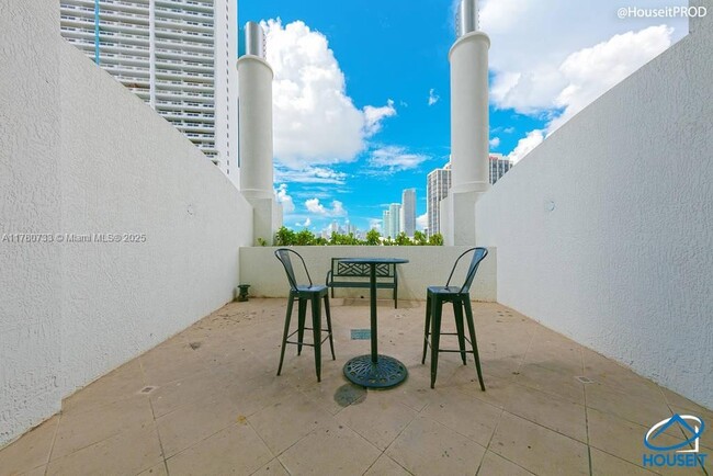 Building Photo - 1750 N Bayshore Dr