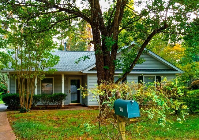 Foto del edificio - 3 bedroom, 2 bathroom ranch style home in Greensboro, NC