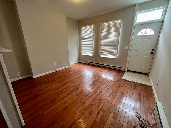 Building Photo - Stunning 4-Bedroom Townhouse in North Phil...