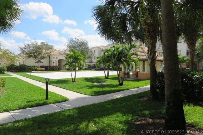 Foto del edificio - 9857 Baywinds Blvd