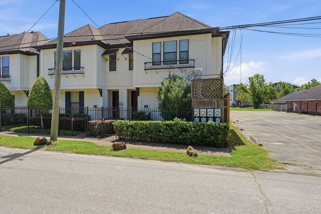 Building Photo - Awesome Two Story town home located in the heart of the city!