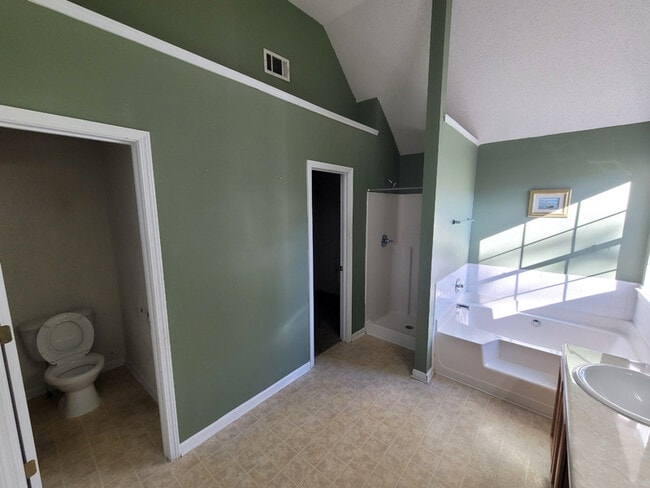 Building Photo - 3551 Creekview Dr