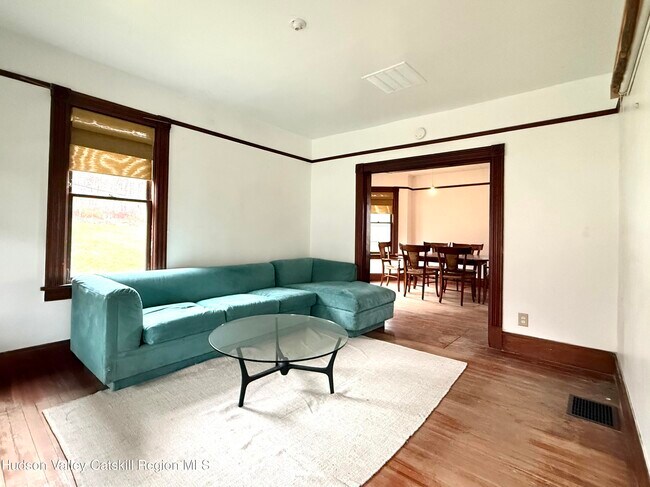 Foto del edificio - 5 Clum Hill Rd