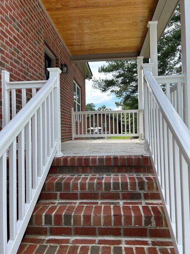 Building Photo - For Rent: Brand-New 3-Bedroom Home