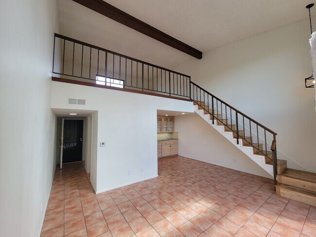 Foto del edificio - HUGE UPPER 1BD/1.5BA CONDO WITH LOFT, PARKING LAUNDRY AND 2 PRIVATE BALCONIES!!