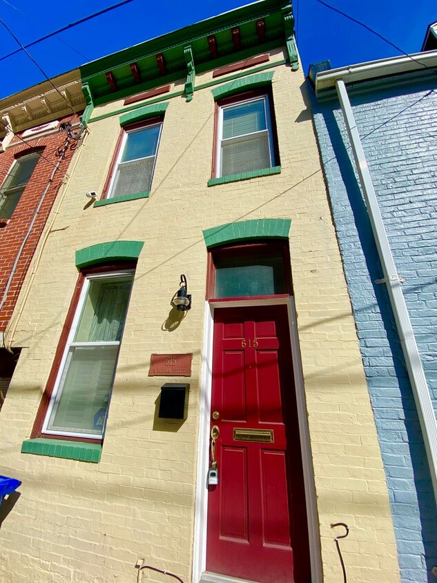 Foto principal - Lovely Two-Bedroom Fells Point Home w/ Pri...