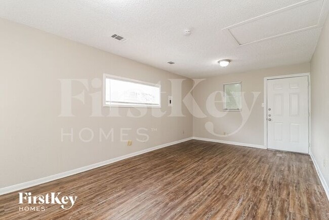 Building Photo - 1407 Gibbins Rd