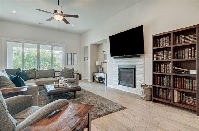 Building Photo - 318 Highland Village Dr