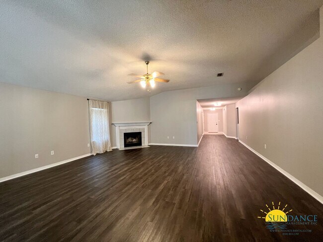 Foto del edificio - Beautiful 4 Bedroom Brick Home in Fort Wal...
