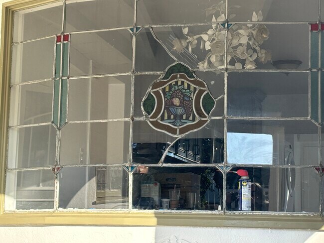 Patio de entrada y cocina - 1916 S Holt Ave