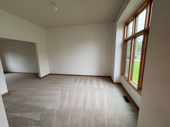 Building Photo - 565 Ironwood Way