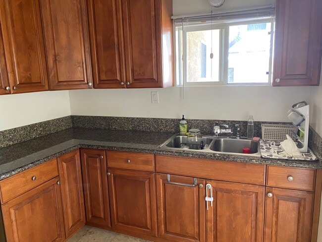 Kitchen - 815 Amapola Ave