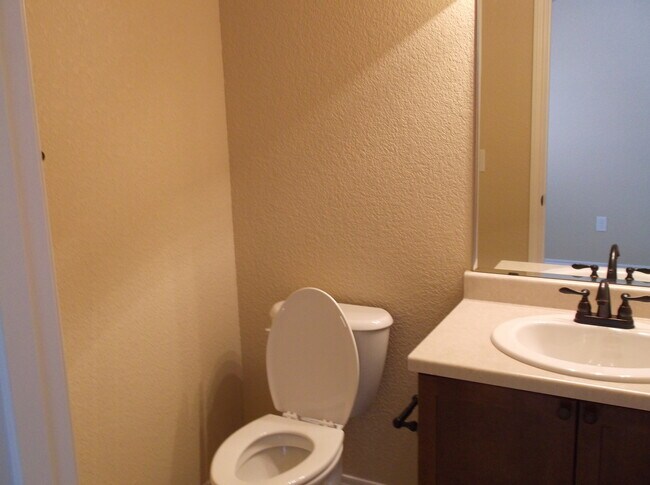 Foto del edificio - 3 BEDROOM, 2.5 BATH, 2 CAR ATTACHED GARAGE TOWNHOUSE