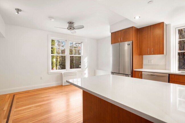 Foto del edificio - 165 Winthrop Rd